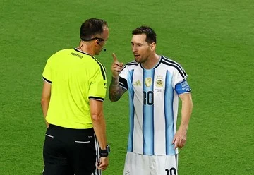 Argentina vs Swiss: Lionel Messi Ribut dengan Wasit