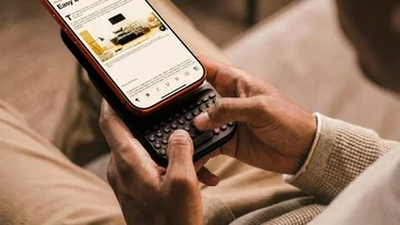 Keyboard QWERTY ala BlackBerry Clicks Mulai Dikirim, Harga USD 99