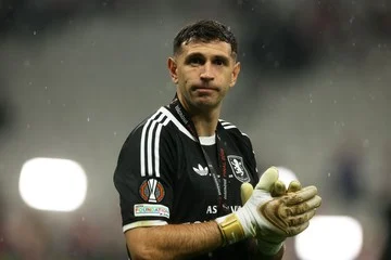 Emiliano Martinez Tetap di Aston Villa Meski Diincar Klub Raksasa