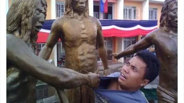 Pose Kocak Orang ‘Satu Frekuensi’ dengan Patung, Bikin Ngakak