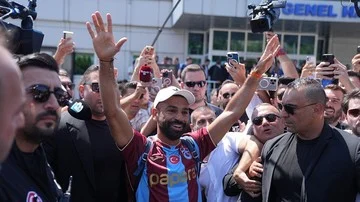 Mohamed Salah Tiba di Turki, Disambut Meriah Fans Trabzonspor