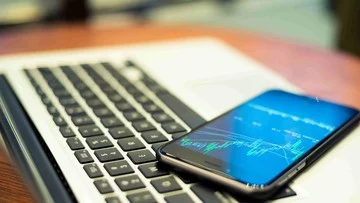 Survei Kaspersky: Pengguna HP Lebih Rajin Update Software dari PC